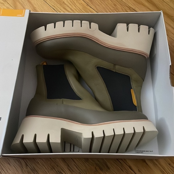 Gorgeous. BNIB Oncept silver moss boot size 7 - Picture 6 of 6